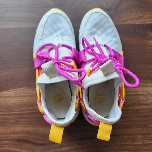 Nike Air Huarache Sneakers gently used - Picture 6 of 10